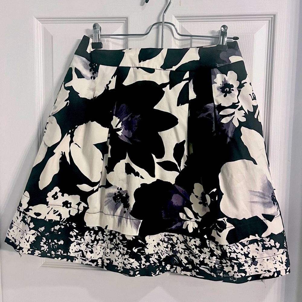 Black and White knee length skirt WITH POCKETS!